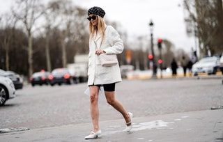 Mujer vistiendo chaqueta de tweed con pantalones cortos de bicicleta
