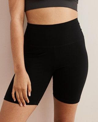 La imagen puede contener Ropa Pantalones cortos Ropa Persona humana y muslo