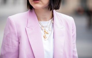 Primer plano de una mujer vistiendo collares de concha