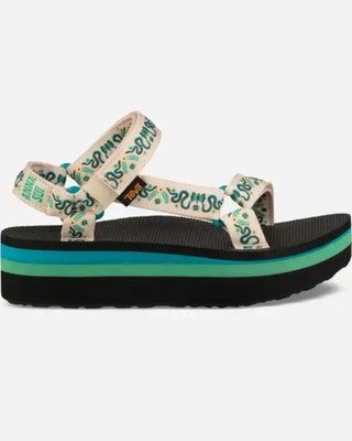 La imagen puede contener ropa, calzado, chanclas y sandalias