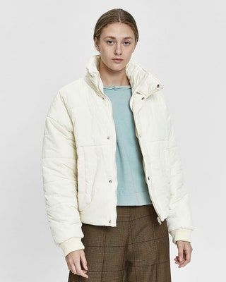 La imagen puede contener Ropa Ropa Abrigo Chaqueta Manga Persona humana y Abrigo