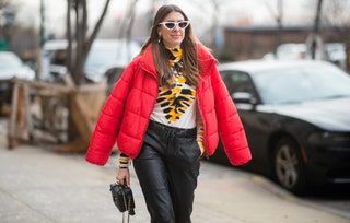 Mujer vistiendo un cuello alto atado con chaqueta acolchada roja