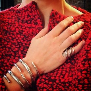 La imagen puede contener un dedo, una persona humana, una mano, accesorios y accesorios de joyería.