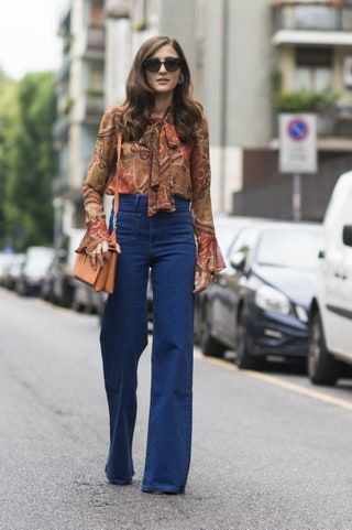La imagen puede contener Ropa Ropa Persona humana Gafas de sol Accesorios Accesorio Rueda Máquina y transporte