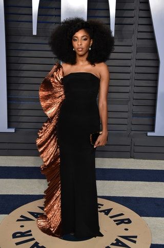 La imagen puede contener Jessica Williams Cabello Ropa Vestido de noche Vestido Traje Moda Humano y persona