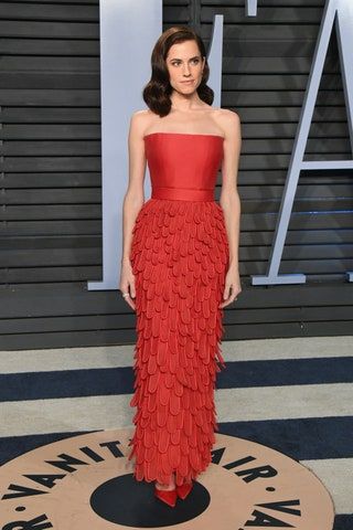 La imagen puede contener Ropa Vestimenta Allison Williams Vestido de moda Vestido de noche Bata Persona humana y vestido