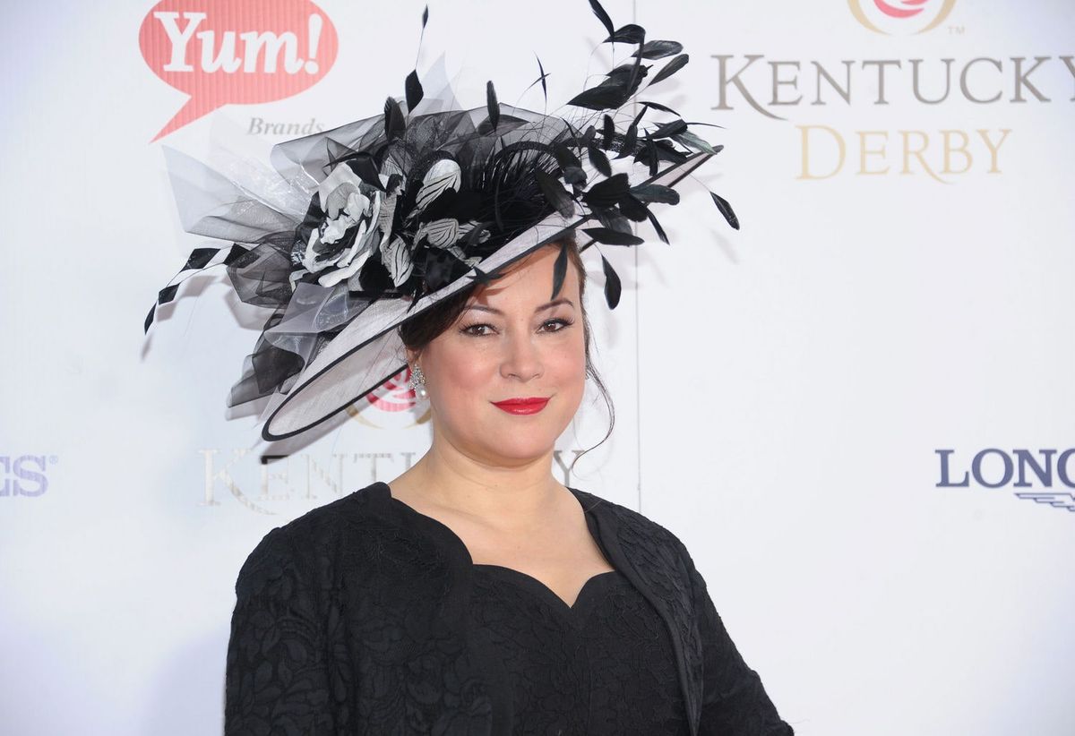 La imagen puede contener Jennifer Tilly Sombrero Ropa Ropa Humano y Persona