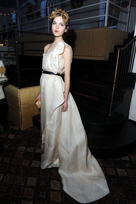 La imagen puede contener Ropa Vestimenta Moda Vestido de noche Vestido de túnica Persona humana Vestido de novia y boda