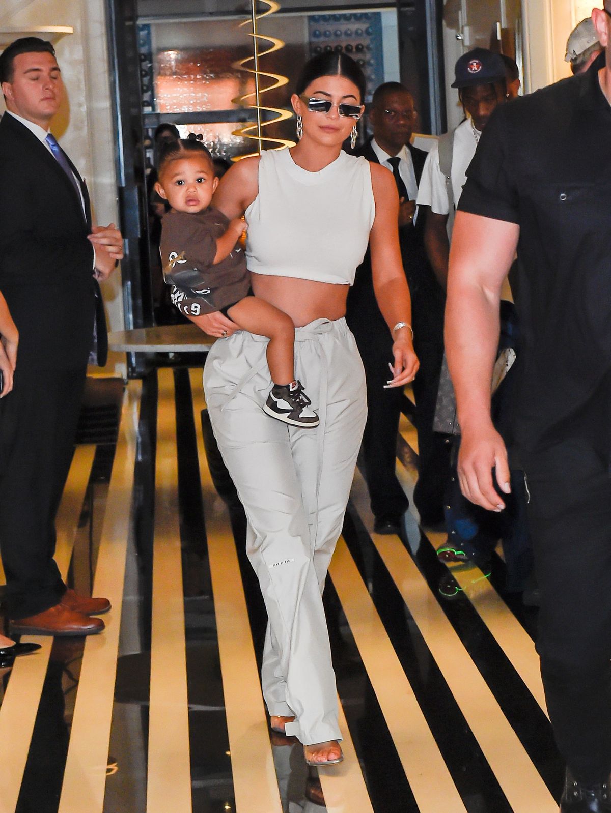 Trajes de Kylie Jenner Kylie Jenner usa un top corto y pantalones grandes mientras sale con su hija en la ciudad de Nueva York