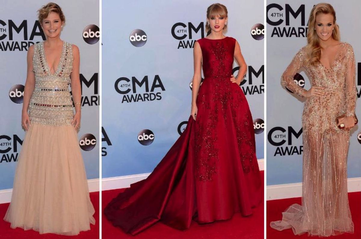 La imagen puede contener Carrie Underwood Estreno de moda Alfombra roja Estreno de alfombra roja Falda Ropa Ropa y humanos