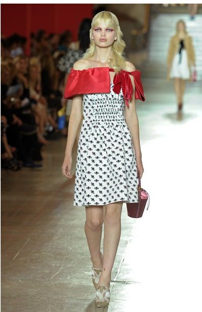 La imagen puede contener Human Person Runway Daphne Groeneveld Moda y prendas de vestir