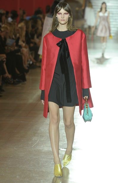 La imagen puede contener Ropa Abrigo Ropa Persona humana Pasarela y Moda