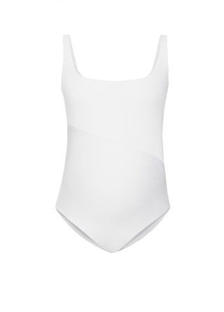 La imagen puede contener ropa, ropa, pañal y camiseta sin mangas