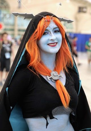 La imagen puede contener vestuario y ropa de piel de cosplay de persona humana