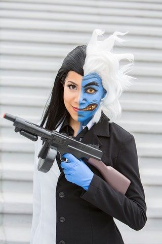 La imagen puede contener Weapon Gun Weaponry Human Person y Stephanie Coker
