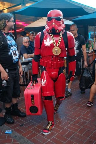 Esta imagen puede contener Persona humana Ropa Ropa Gafas de sol Accesorios Accesorios Calzado y calzado