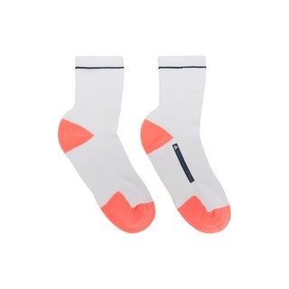 Afbeelding kan het volgende bevatten Kleding Kleding Schoeisel Schoen en sok