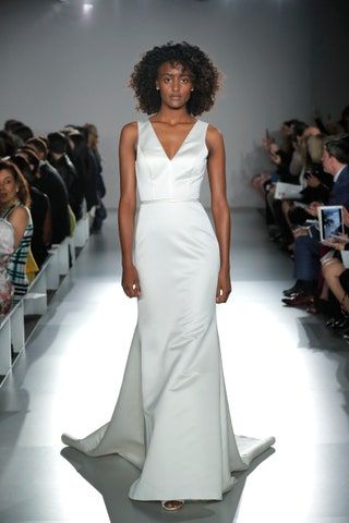 NEW YORK NEW YORK 12. APRIL Ein Model läuft für die Nouvelle Amsale-Kollektion während der Amsale Spring 2020 Bridal...