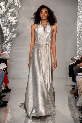 Dieses Bild kann enthalten Kleidung Kleidung Menschliche Person Weibliches Abendkleid Mode Kleid Robe Kleid und Frau