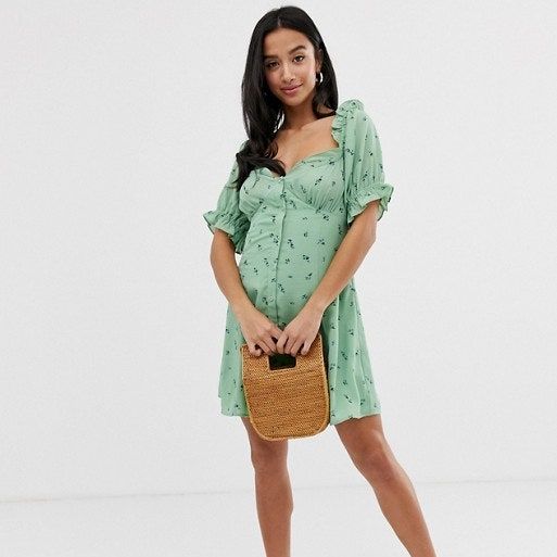 La imagen puede contener: ropa, vestido, indumentaria, humano y persona
