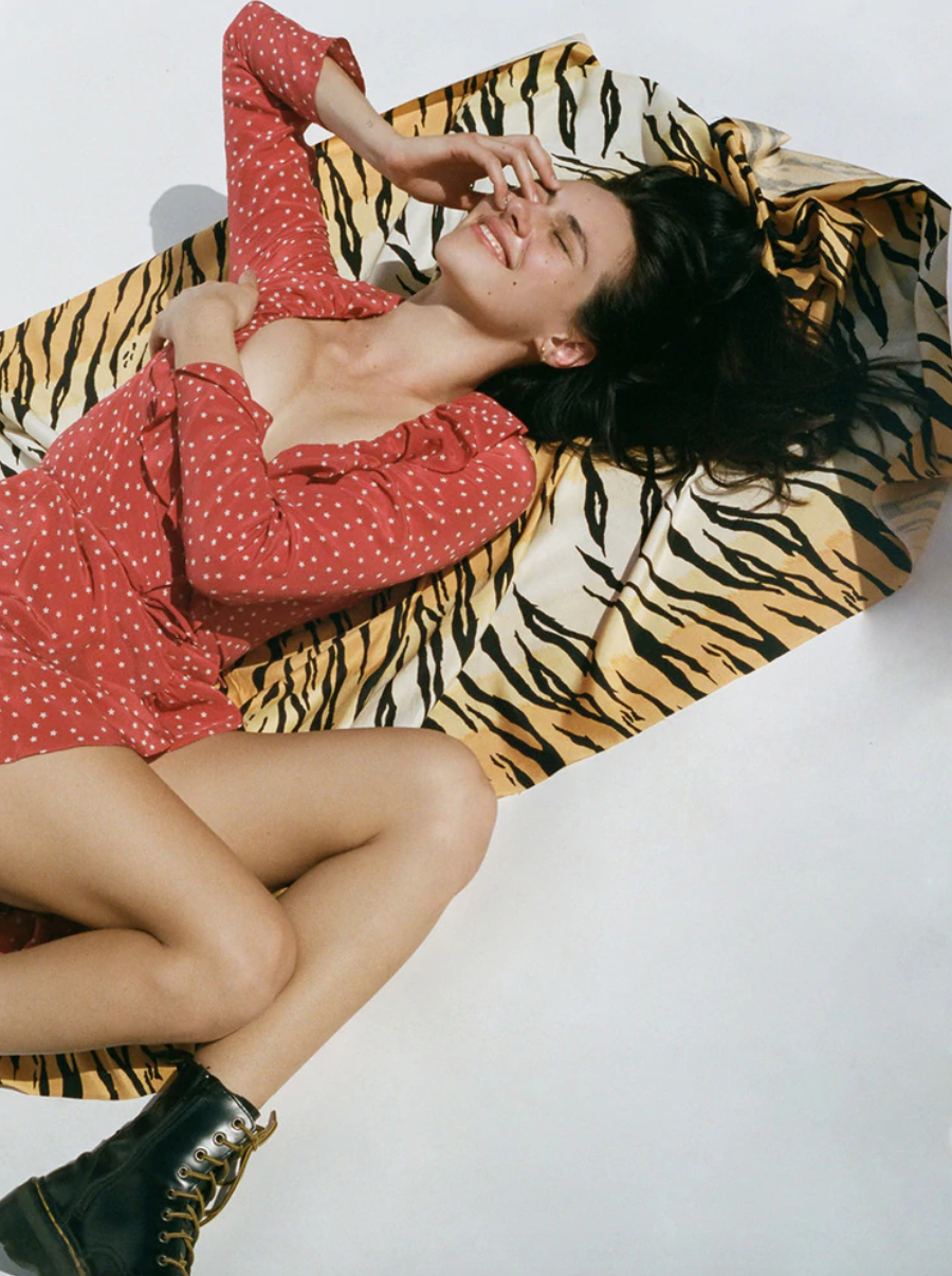 La imagen puede contener Ropa Ropa Persona humana Decoración del hogar Rostro Femenino y abrazo