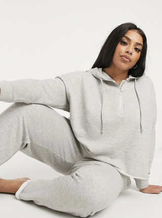 Bild kann Kleidung Kleidung menschlicher Mensch Pullover und Sweatshirt enthalten