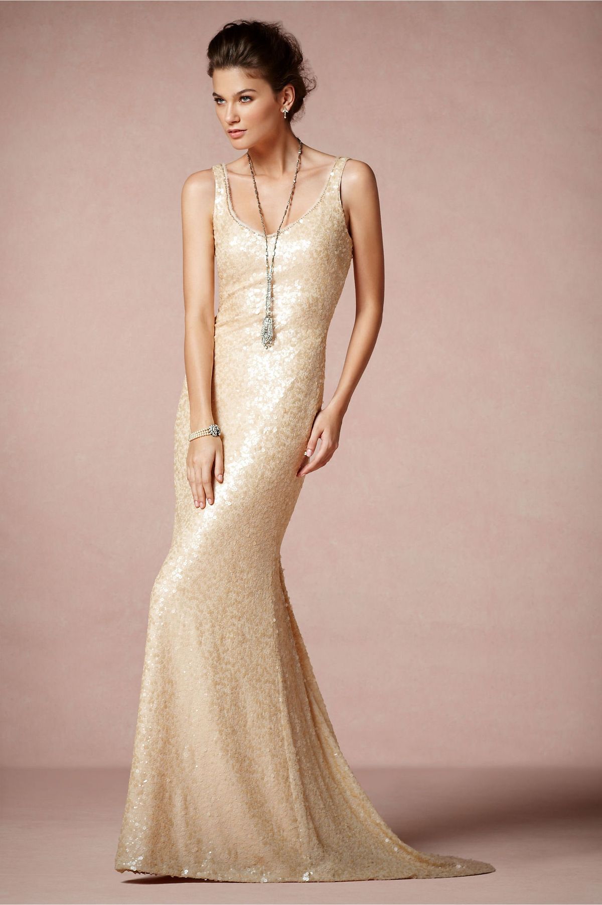 Bild könnte enthalten Kleidung Kleidung Menschliche Person Robe Mode Kleid Abendkleid Hochzeit Hochzeitskleid und Kleid