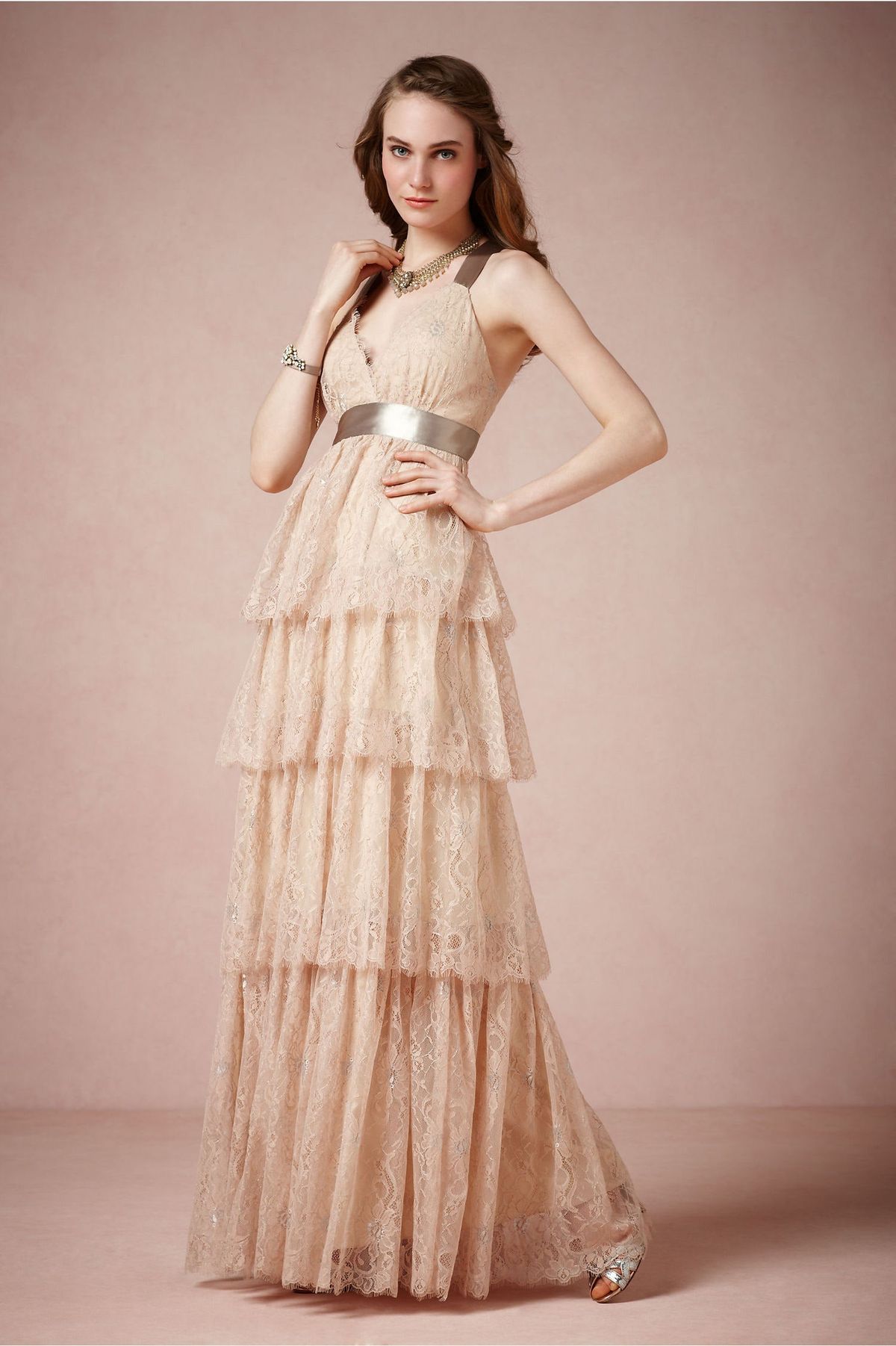 Bild könnte enthalten Kleidung Kleidung Mode Abendkleid Kleid Robe Kleid Menschliche Person Hochzeitskleid und Hochzeit