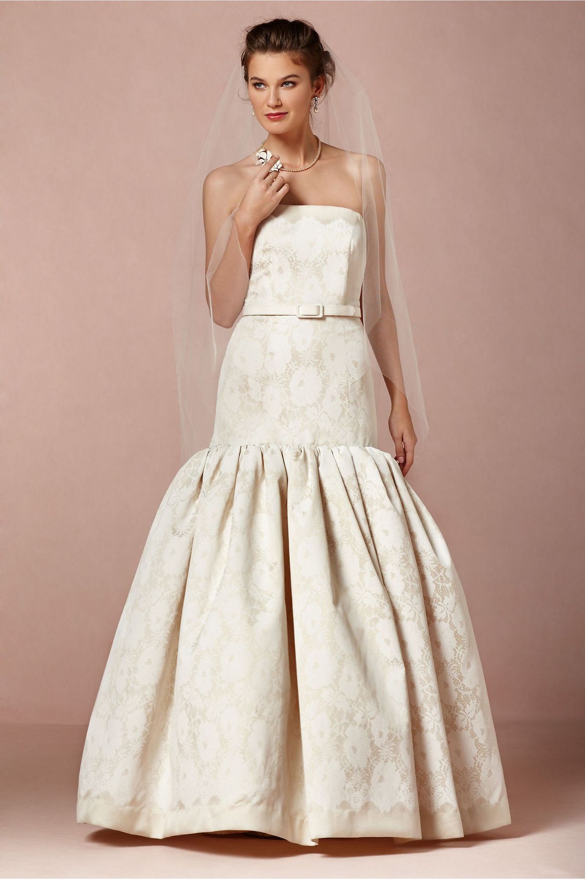 Bild kann enthalten Kleid Kleidung Kleidung Hochzeitsrobe Mode Hochzeitskleid Kleid Mensch Weibliche Person und Frau
