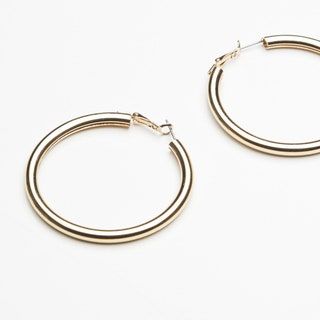 La imagen puede contener accesorios y accesorios de joyería de aro