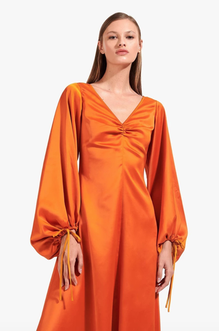 La imagen puede contener Ropa Vestimenta Vestido Mujer Persona humana Mujer y blusa
