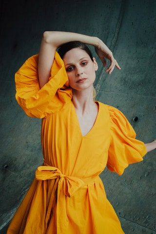 La imagen puede contener Ropa Ropa Moda Persona humana Actividades de ocio y pose de baile