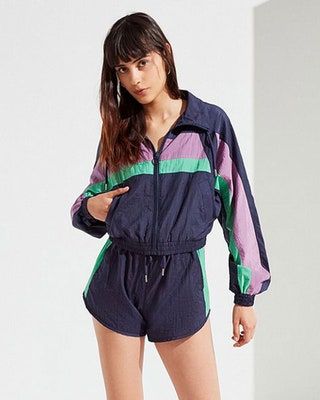 La imagen puede contener Ropa Ropa Manga Persona humana Pantalones cortos Blusa de manga larga Mujer y abrigo