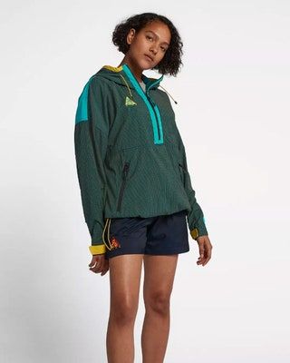 Esta imagen puede contener ropa interior y ropa interior femenina