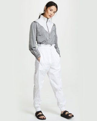 La imagen puede contener Ropa Ropa Pantalones Camisa Persona humana y blusa