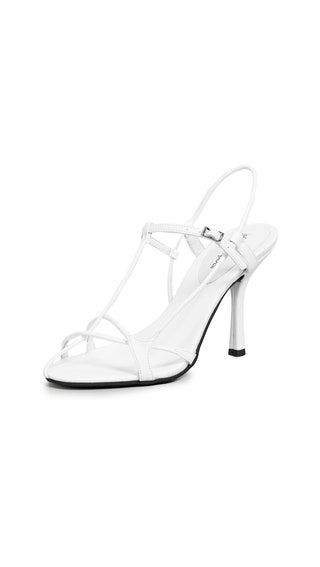 La imagen puede contener ropa, calzado, sandalias y zapatos