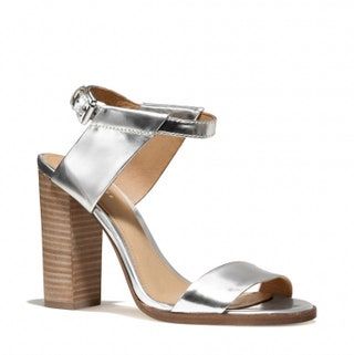 La imagen puede contener Ropa Vestimenta Calzado Zapato Sandalia y tacón