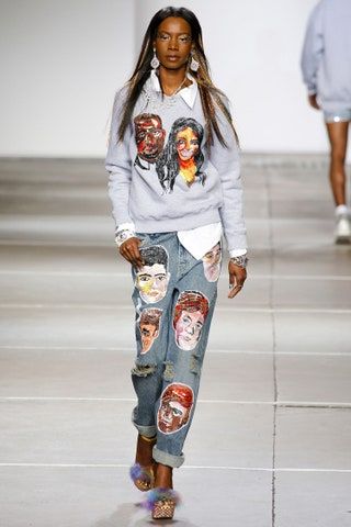 Bilden kan innehålla Kläder Kläder Människoperson Skor Skoärm Byxor Runway Shorts och mode