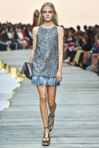 Bilden kan innehålla Människoperson Runway Mode Sanne Nijhof Kläder Aftonklänning Kläder och dräkt