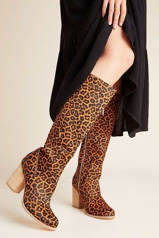 La imagen puede contener Ropa Vestimenta Calzado Zapato Persona humana y Tacón alto