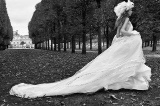 Bild könnte enthalten Kleidung Kleidung Brautkleid Robe Kleid Hochzeitsmode Weibliche Frau und Braut