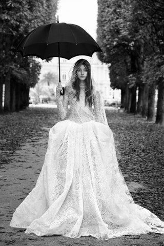 Bild kann enthalten Kleidung Kleidung Mensch weiblich Person Hochzeitsmode Hochzeitskleid Kleid Robe und Frau