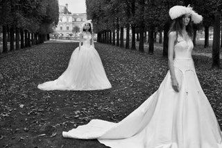 Dieses Bild kann enthalten Kleidung Kleidung Kleid Mensch weiblich Person Mode Kleid Hochzeit Hochzeitskleid Robe und Frau
