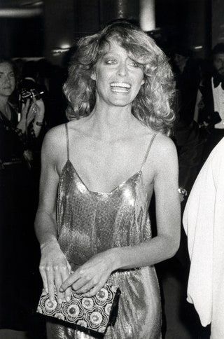 Bild könnte enthalten Farrah Fawcett Menschenhaar Kleidung Bekleidung und Nachtleben