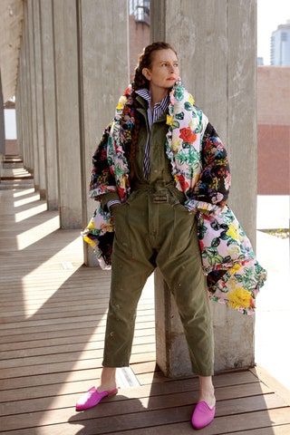 La imagen puede contener Ropa Ropa Calzado Calzado Persona humana y pantalones