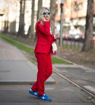 Bild kann enthalten Kleidung Kleidung Anzug Mantel Mantel Mensch Frau Person Sonnenbrille Zubehör und Zubehör