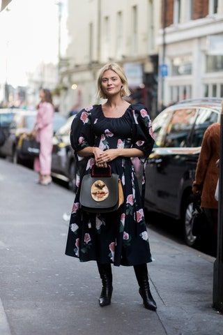 La imagen puede contener Persona humana Ropa Vestimenta Zapato Calzado Bolsa Accesorios Bolso Accesorio Mujer y monedero