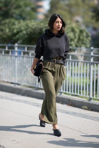 La imagen puede contener Ropa Ropa Calzado Persona humana y calzado