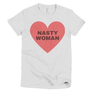 La imagen puede contener ropa, camiseta y manga.