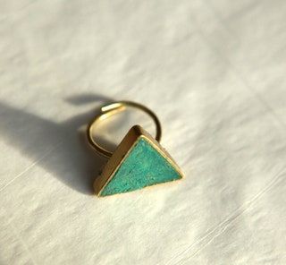 Esta imagen puede contener accesorios, accesorios, joyas y anillos.